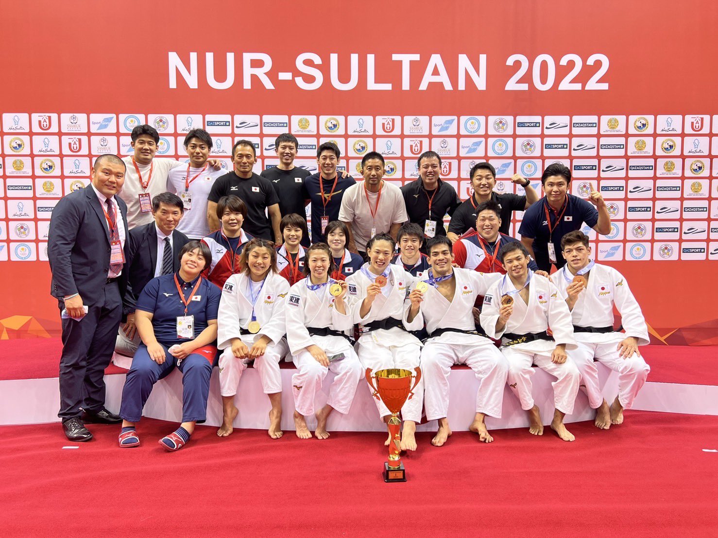 【ニュース】「2枚落ち」の日本代表が代表戦の連続制して優勝、佐々木vsツェツェンツェンゲルに会場沸く／アジア柔道選手権2022最終日男女混合