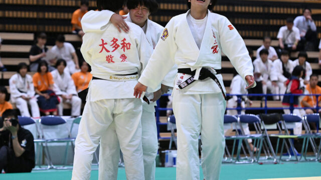 【ニュース】敬愛、悲願の初優勝／第73回インターハイ柔道競技 女子団体試合