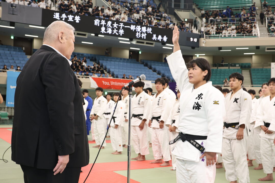 開会式。選手宣誓は東海大・杉村美寿希が務めた。