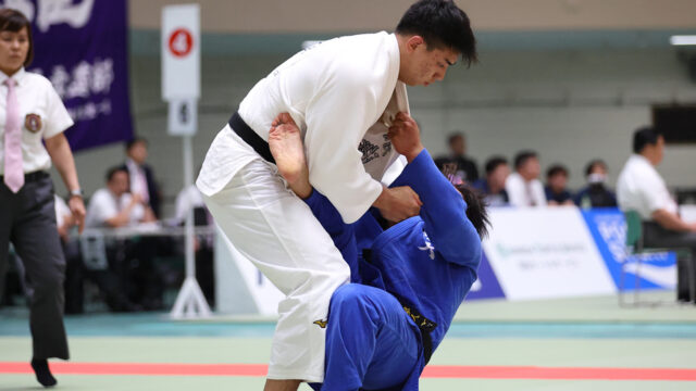 【eJudo’s EYE】「ローカルルールとの差に絡め取られた新井道大、本人を責めることだけはやめて欲しい」「過去にないパワーを持った『審判』という分野、現状を組織構成に反映すべき」／2025年度全日本学生柔道優勝大会(男子74回)