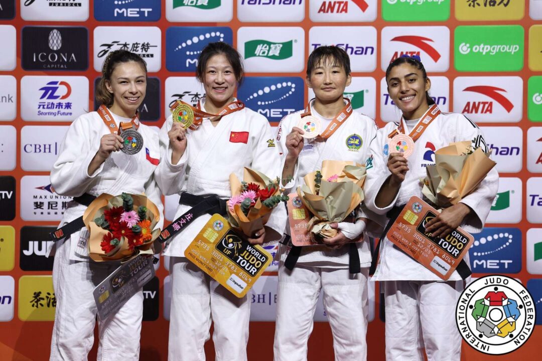 
48kg級メダリスト。左から準優勝のメリー＝ディー・バルガス＝レイ、優勝したジュアン・ウェンナ、3位のガンバータル・ナランツェツェグとシリーヌ・ブクリ。
