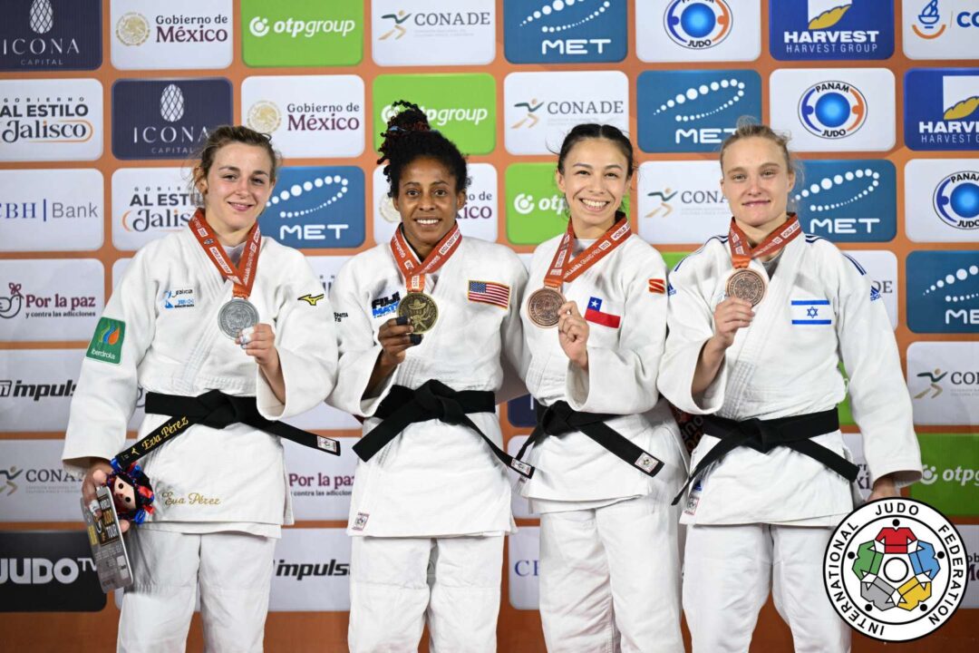 48kg級メダリスト。左から準優勝のエバ・ペレス=ソレル、優勝したマリア=セリア・ラボルデ、3位のメリー=ディー・バルガス=レイとタマル・マルカ。