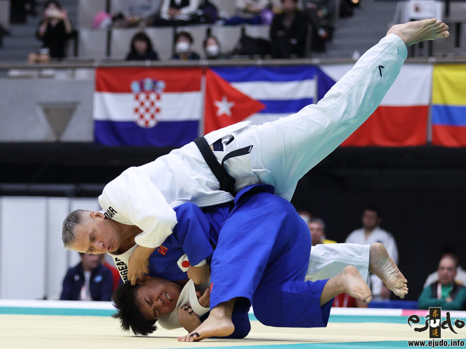 高橋朋希〇合技[一本背負投・一本背負投](1:29)△アンドリー・ポホレロフ(ウクライナ)