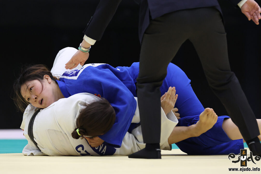 衣川暁〇優勢[有効・横四方固]△ジュリー・スヴェコワ(チェコ)