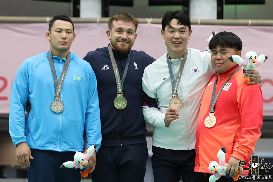 100kg級メダリスト。左から準優勝のトクタルベク・アイダルベク、優勝したアルチュール・レピケ、3位のヤン・ジュンムと高橋朋希。