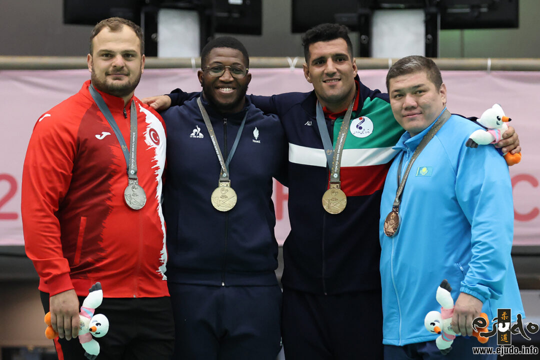 100kg超級メダリスト。左から準優勝のサメット・ブルット、優勝したアマドゥ・メイテ、3位のとマスド・ラステガルとサビルジャン・ハピゾフ。
