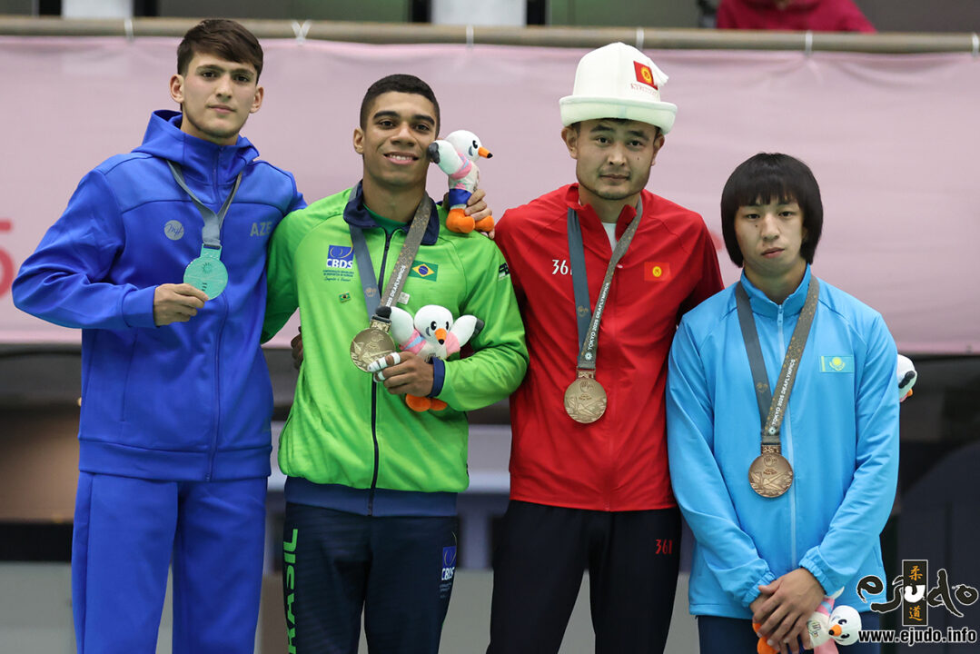 60kg級メダリスト。左から準優勝のジョシュグン・アリエフ、優勝したペドリ=フェリペ=ルイス=ドス=サントス・ダンタス、3位のバイサルベク・オロザリ=ウールとアルチュンベク・カキタエフ。