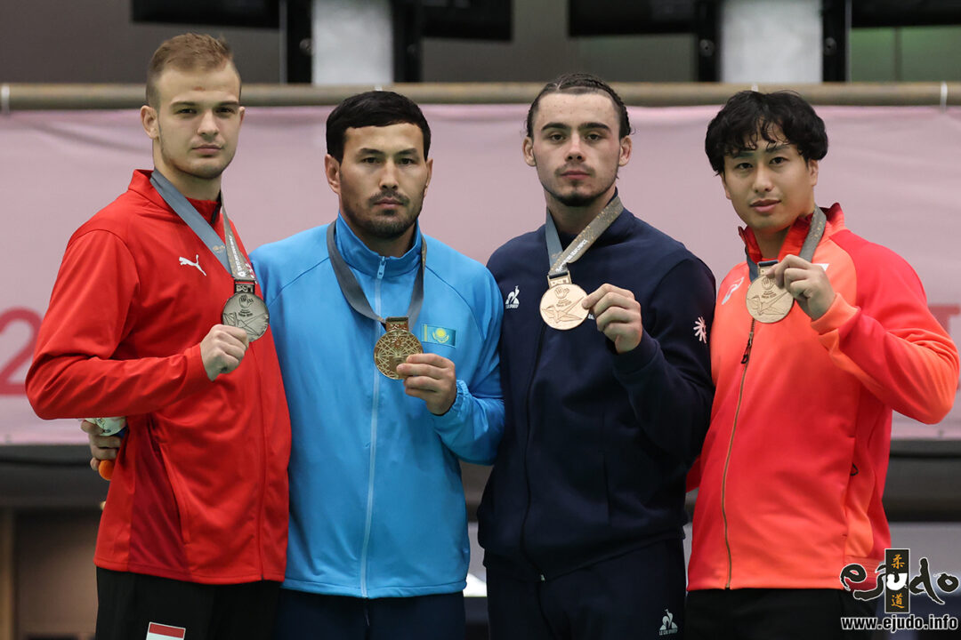 81kg級メダリスト。左から準優勝のオツヴォシュ・パトリック、優勝したイェルケブラン・カナフィン、3位のラファエル・ウレドニクと深澤優斗。