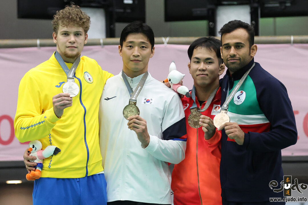 90kg級メダリスト。左から準優勝のルカ・ネティアハ、優勝した水掫瑞紀とホセイン・アラフカリミ。