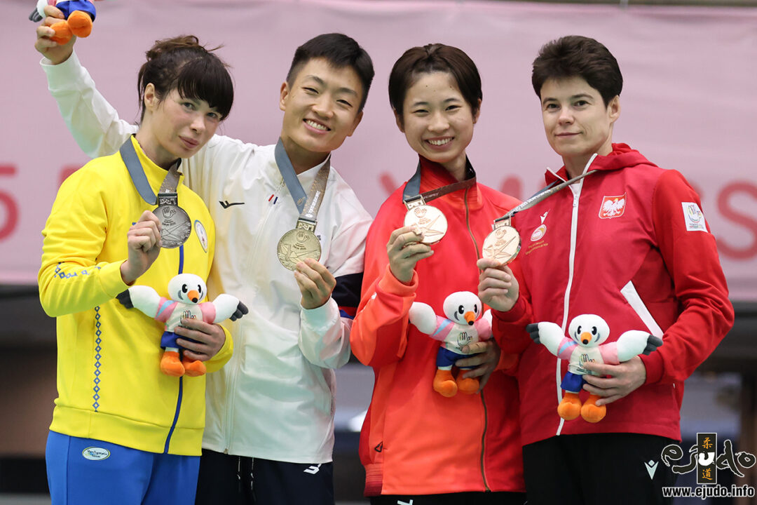 52kg級メダリスト。左から準優勝のアンナ・ショスタク、優勝したジョン・スクファ、3位の岸野文音とドミニカ・ボレク。