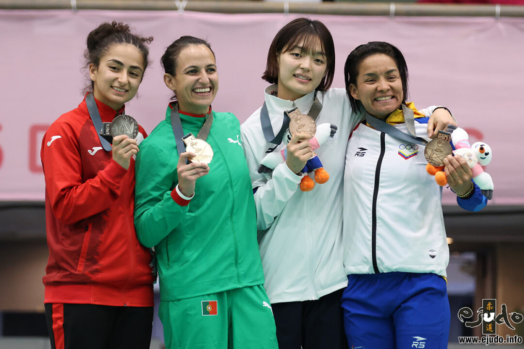 57kg級メダリスト。左から準優勝のブセ・ティラス、優勝したジョアナ=フィリパ=パウロ・サントス、3位のソ・ウンジとマイヤーリン=ネレイダ・バレート=ロドリゲス。