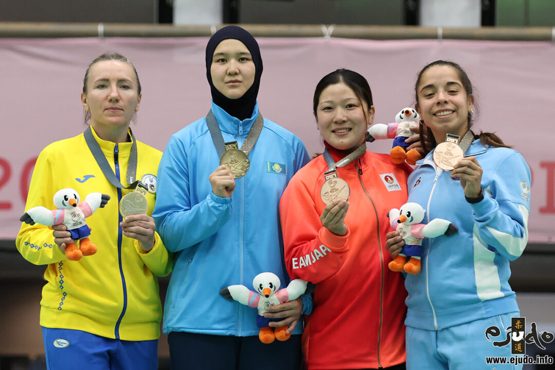 70kg級メダリスト。左から準優勝のマリーナ・ポホレロワ、優勝したアミナ・ファイズリナ、3位の衣川暁とバレンティーナ=アントネッラ・ボンファンティ。