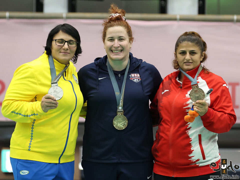 78kg級超級メダリスト。左から準優勝のオクサーナ・クラヴチェンコ、優勝したニナ=テレーズ・クトロ=ケリー、3位のオルガ・ガラエワ。