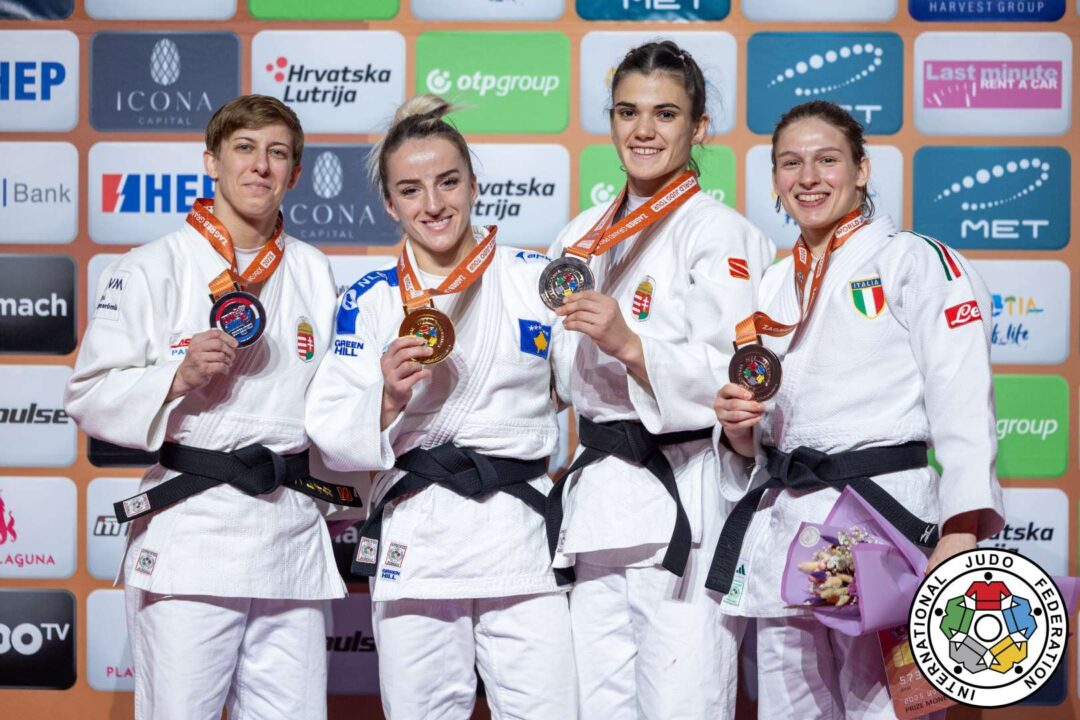 52kg級メダリスト。左から準優勝のプップ ・レカ、優勝したディストリア・クラスニキ、3位のゲルタシュ・ロザとガイア・ステラ。