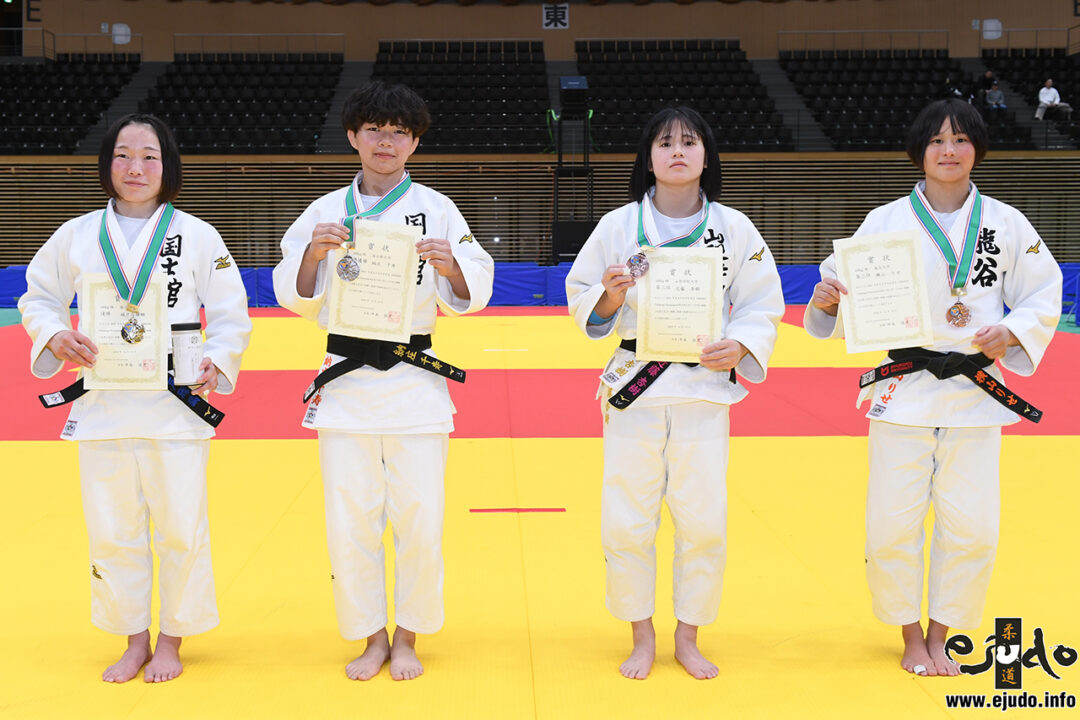 48kg級入賞者。左から優勝した城戸珊醐、準優勝の納庄千寿、3位の唐澤美咲と横山りせ。