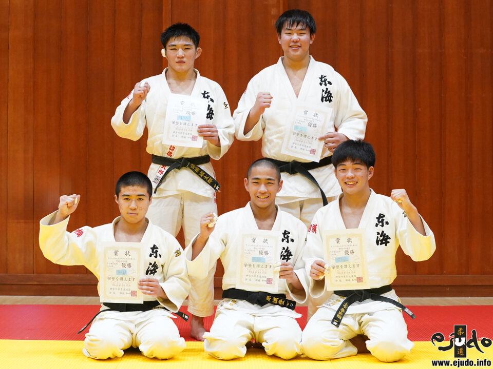 代表を決めた5人。前列左から前田達徳(60kg級)、木原誠登(66kg級)、上水泰史朗(73kg級)、後列左から諸橋琥太郎(81kg級)、松林清将（無差別)。