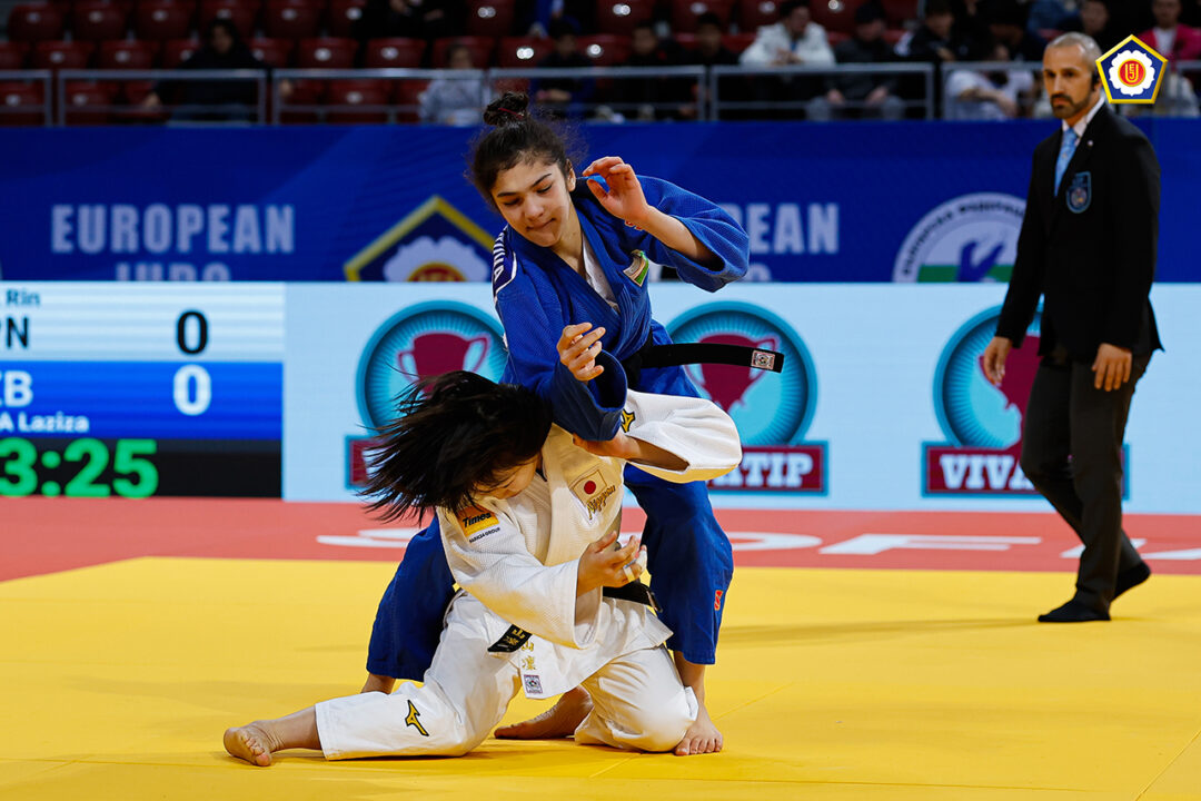 48kg級決勝、畑山凜がラジザ・ハイダロワを左袖釣込腰で攻める