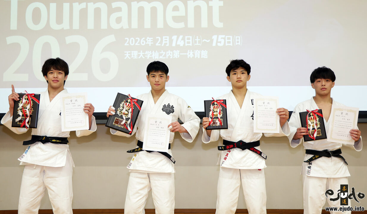 60kg級メダリスト。左から準優勝の下平清哉、優勝した田窪剛共、3位の内山真雄と似吹遙斗。