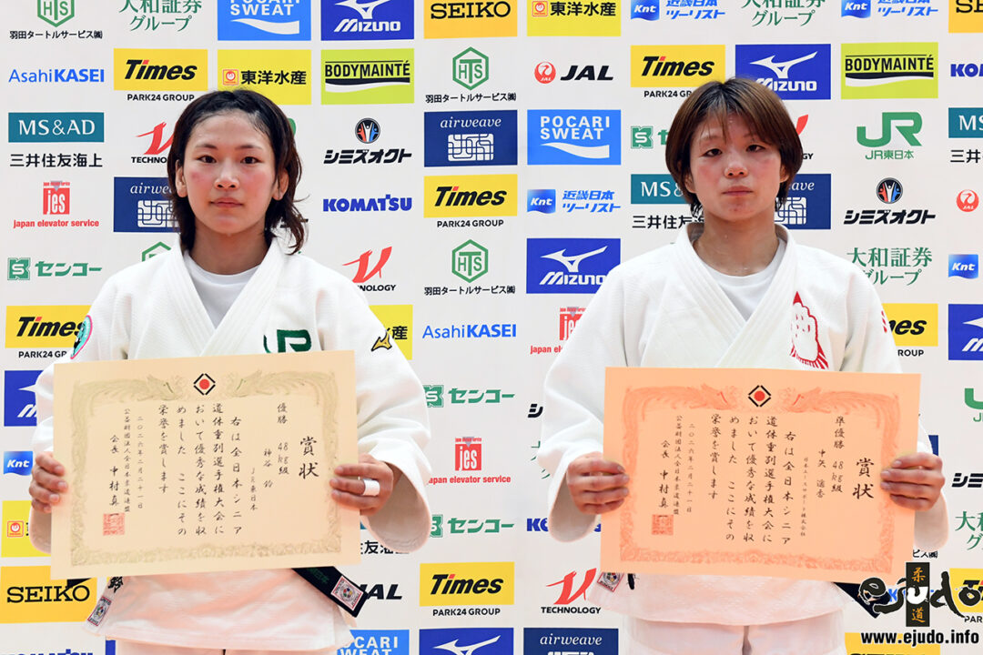 48kg級表彰者。左から優勝した神谷鈴、準優勝の中矢遥香。