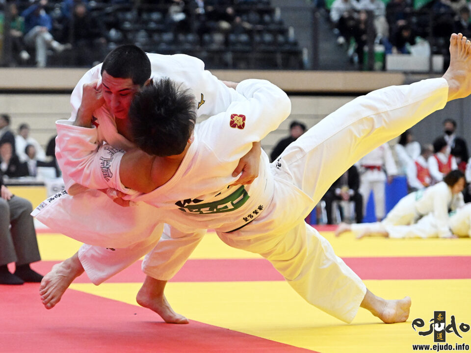 100kg級4回戦、斉本研アレクサンドルが久野壱虎(皇宮警察)から得意の支釣込足で「一本」　(写真・上野弘明)