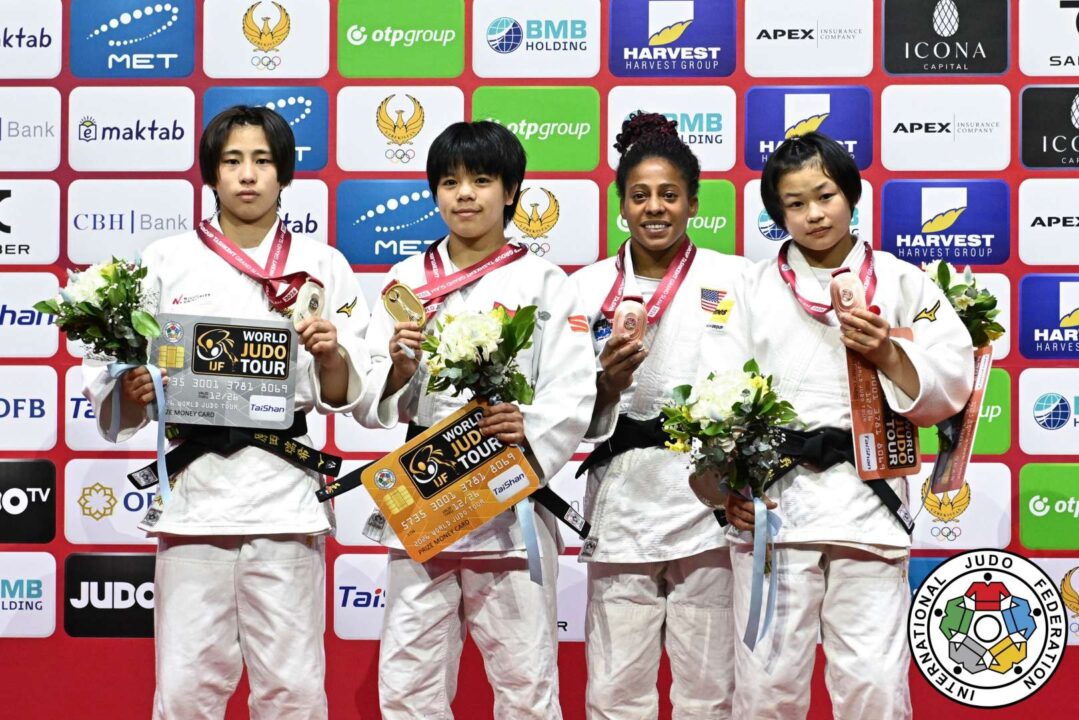 48kg級メダリスト。左から準優勝の原田瑞希、優勝したフイ・シンラン、3位のマリア=セリア・ラボルデと吉野紗千代。