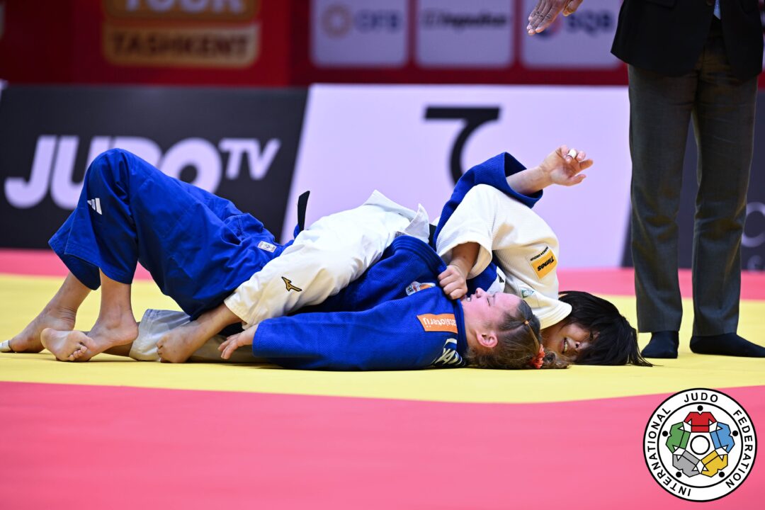 63kg級準決勝、谷岡成美がヨアンネ・ファンリースハウトを縦四方固で抑え込