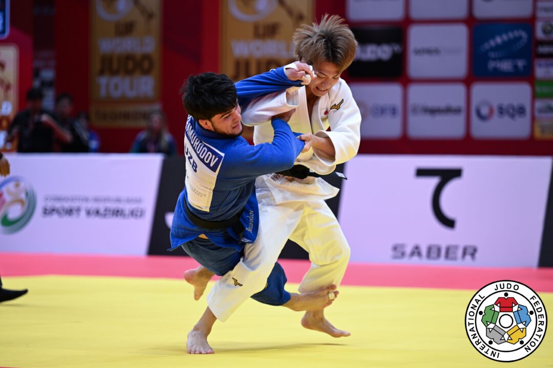 66kg級準々決勝、阿部一二三がザモフシャリ・ベクムロドフから両袖の右大外刈「技あり」