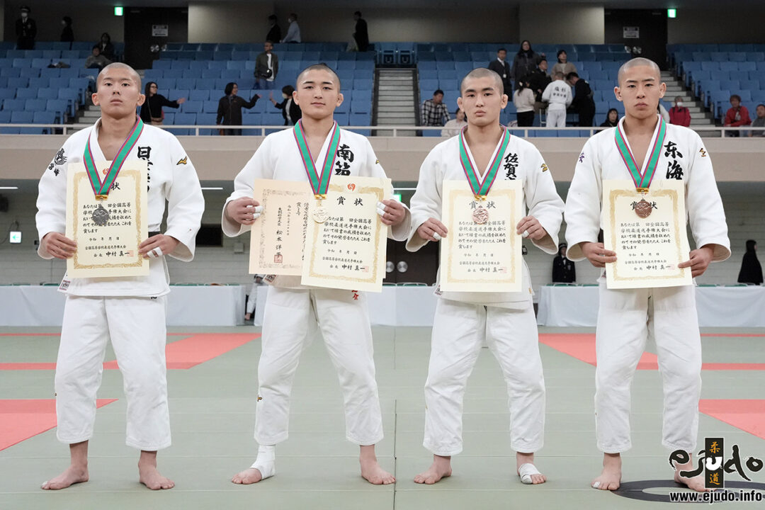 60kg級メダリスト。左から準優勝の田代大地、優勝した古賀龍之介、3位の寳神陽と泉奏衣。