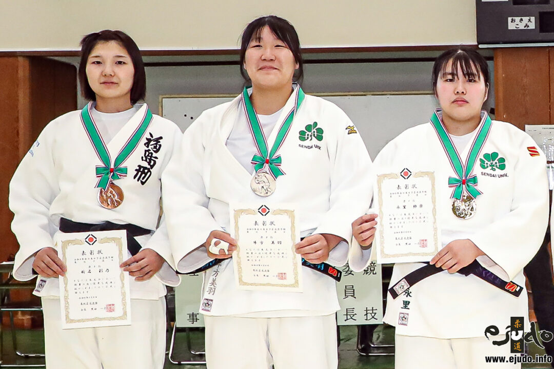 成績上位者。左から3位の新名彩乃、準優勝の牛方美羽、優勝した永里紗楽。