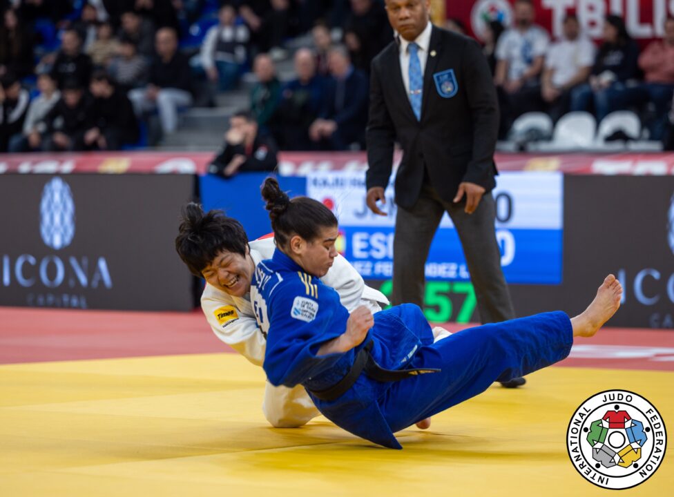 63kg級準々決勝、嘉重春樺がラウラ・バスケス＝フェルナンデスから左大外刈「一本」