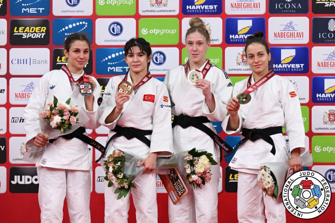 
48kg級メダリスト。左から準優勝のタラ・バブルファス、優勝したツグジェ・ベデル、3位のマリーナ・ヴォロベワとサビーナ・ギリアゾワ。