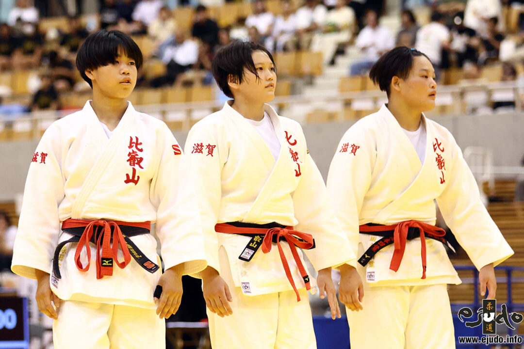 比叡山。優勝した昨夏のインターハイ。左から森田七海、林桃、坂本四葉。