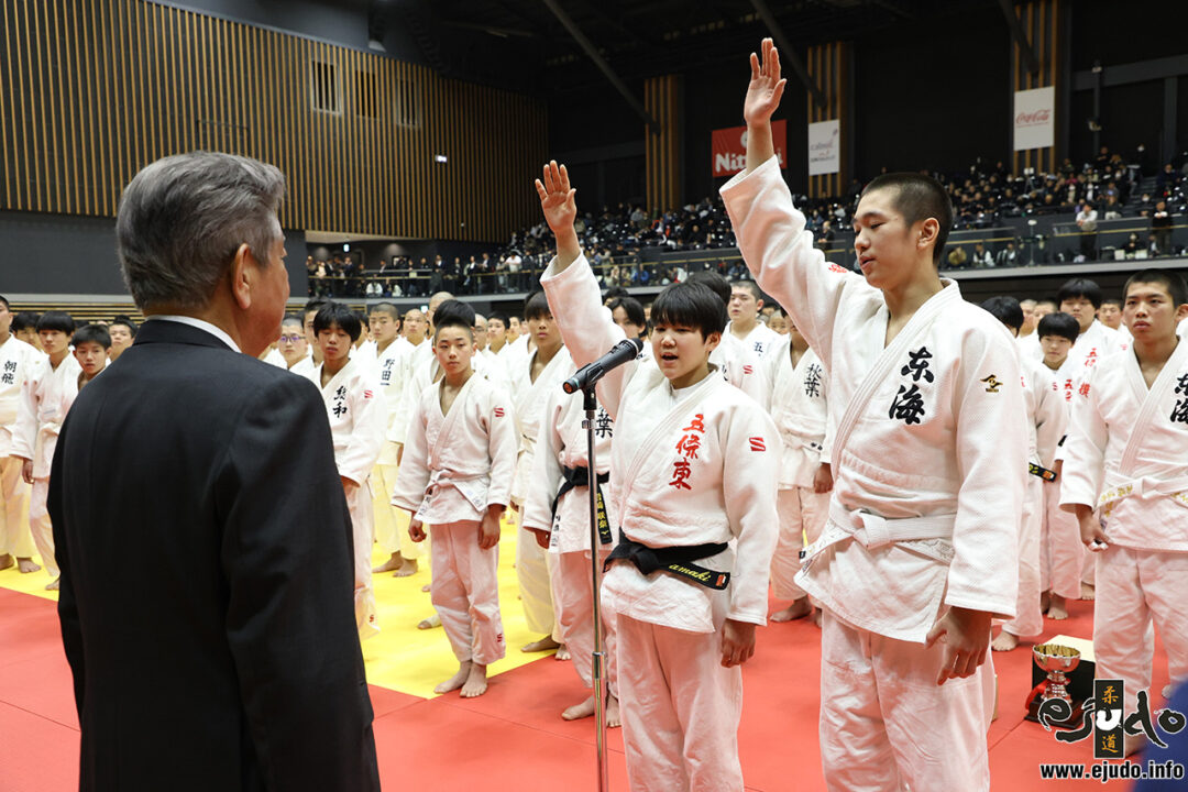 選手宣誓は五條東中の藤井圭希と東海大相模中・大野佑心が務めた