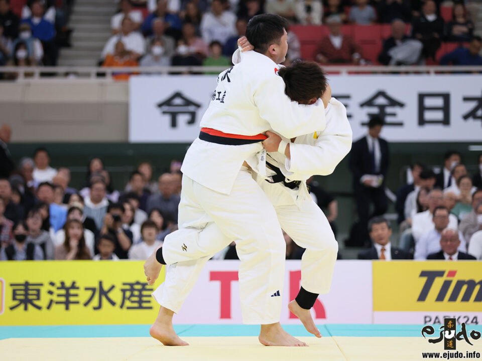 敢えて組ませて接近の権利を得た田嶋が、引き手横帯の右大内刈