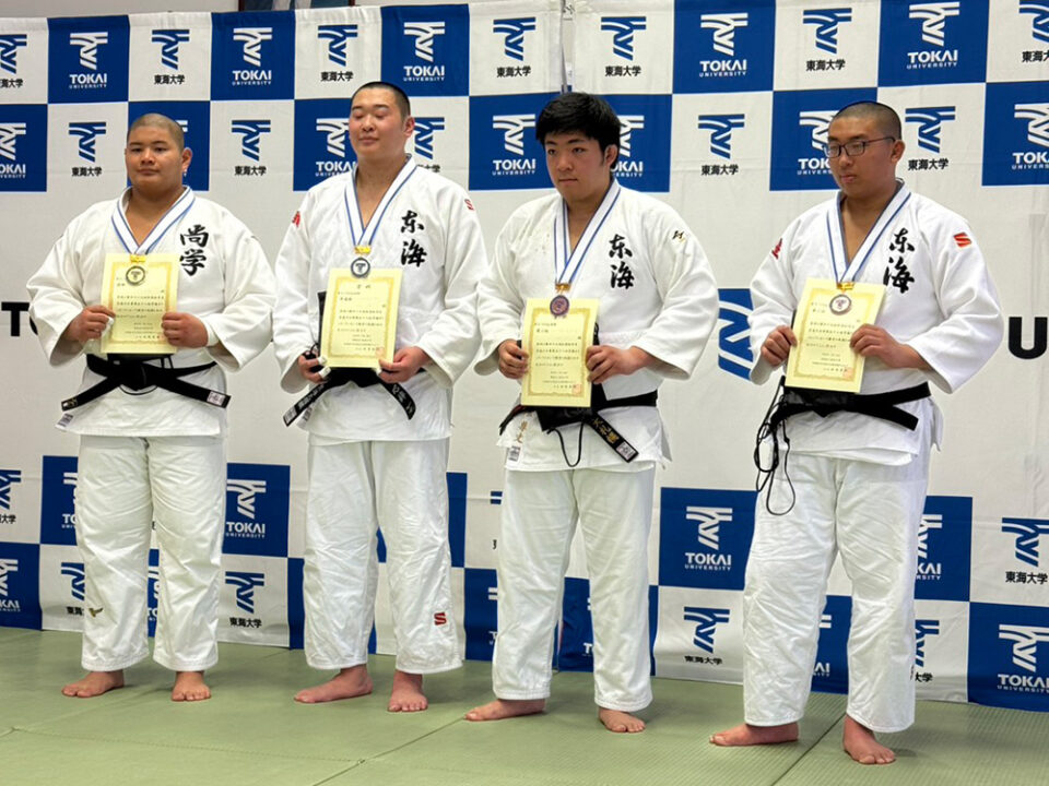 100kg超級成績上位者。左が優勝した照喜名幸雅。