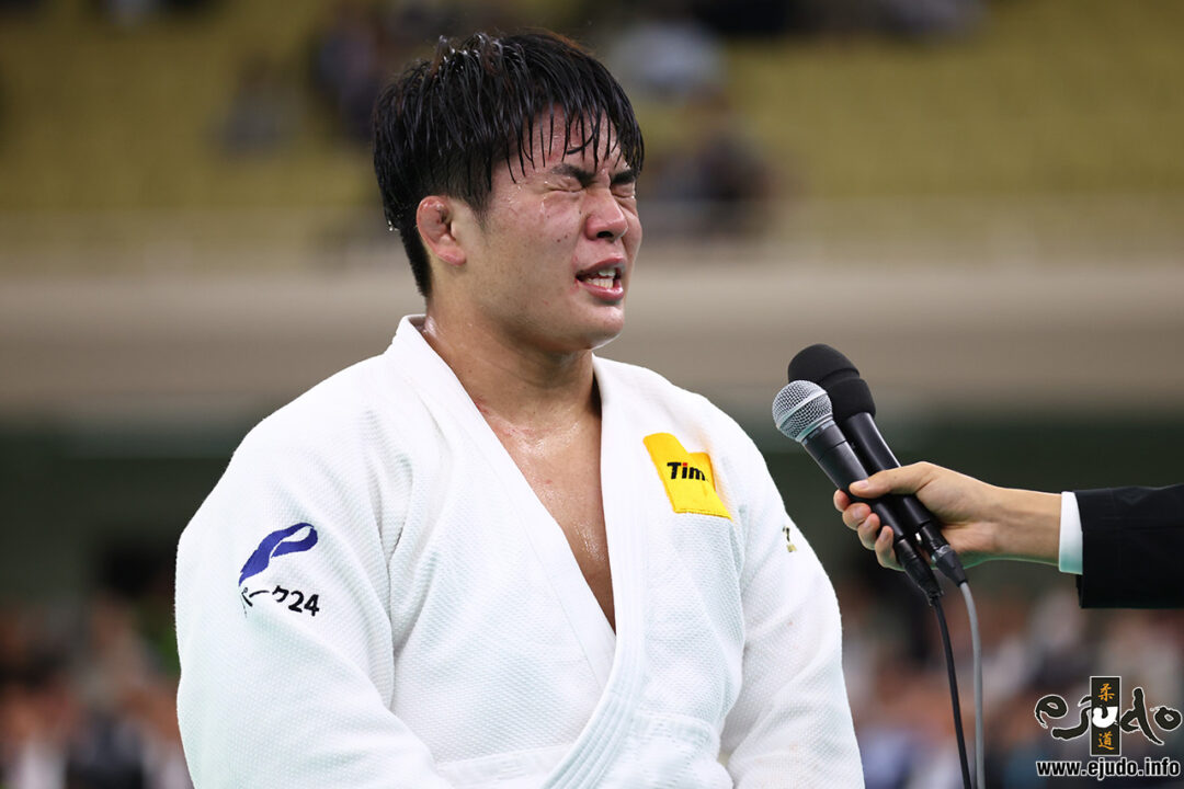 優勝を決め、涙をこぼす田嶋剛希