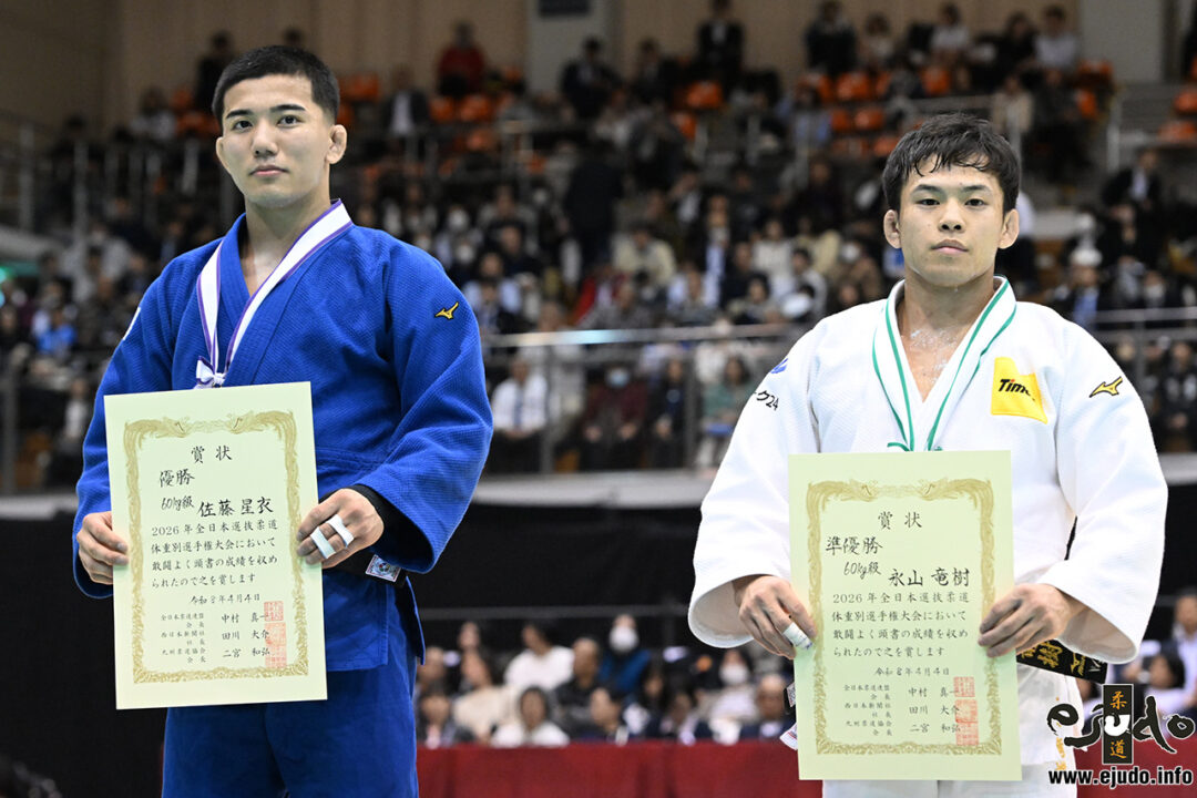 60kg級表彰者。左から優勝した佐藤星衣、準優勝の永山竜樹。