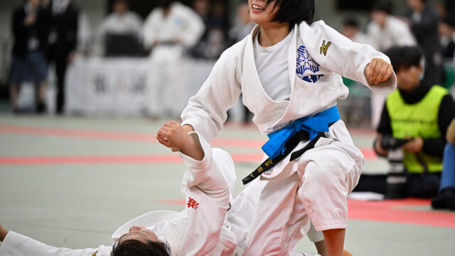 【レポート】分厚い攻めでライバルを圧倒、富田伊央莉が竹原萌菜倒して夏春連覇果たす／第48回全国高等学校柔道選手権大会 女子48kg級