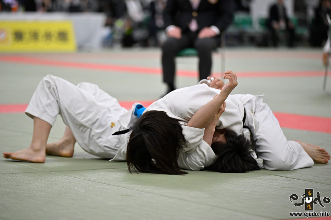 勝又美涼(山梨・富士学苑高)○横四方固(2:10)△前川茉愛(静岡・飛龍高)