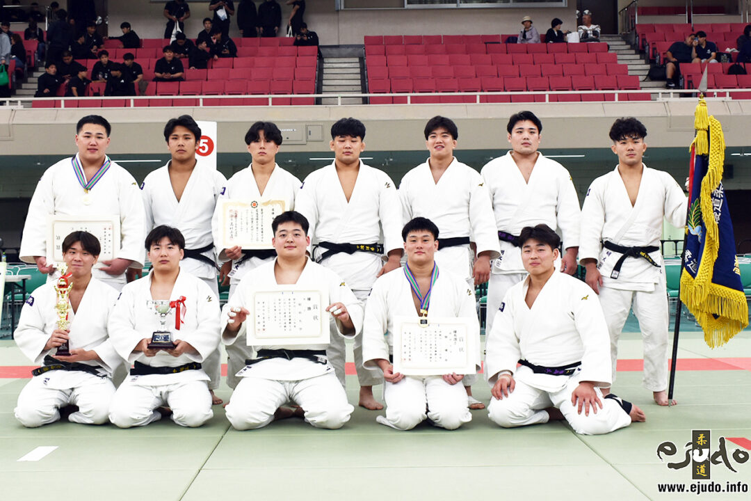 26年ぶりの優勝を果たした明治大の面々