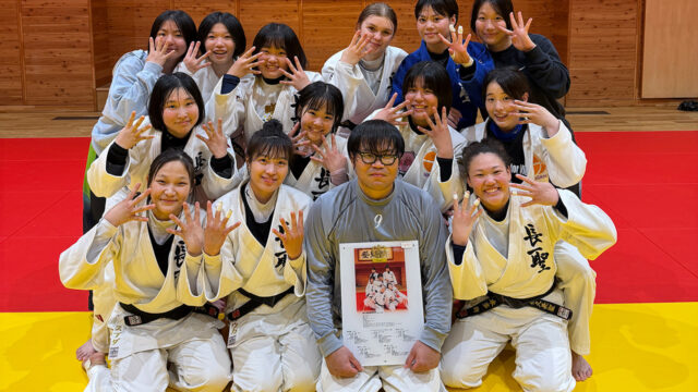 【ニュース】4度目受賞の佐久長聖、編集部特別賞の桐蔭学園に記念品贈呈／第5回「ベストプロフィール賞」