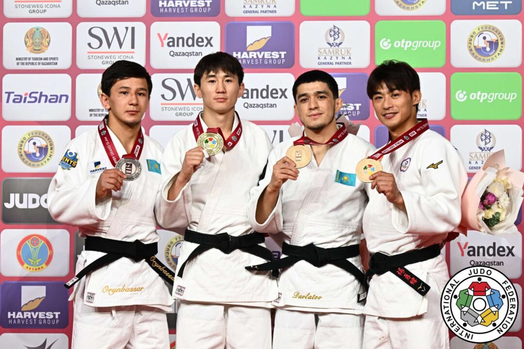 60kg級メダリスト。左から準優勝のタルガト・オリンバッサル、優勝したビャンバスレン・スフバット、3位のシェルゾド・ダヴラトフとヤン・ユンウェイ。