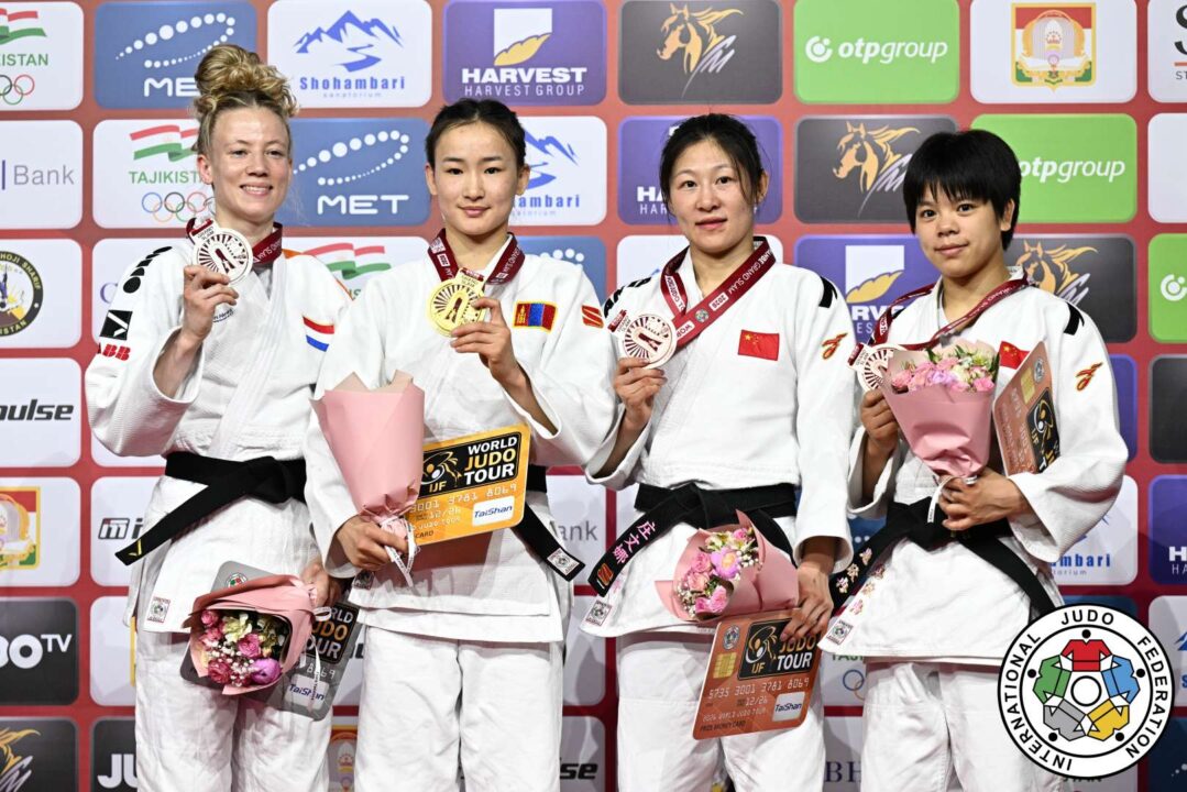48kg級メダリスト。左から準優勝のアンバル・ヘルシェス、優勝したジャムスラン・アヌダリ、3位のジュアン・ウェンナとフイ・シンラン。