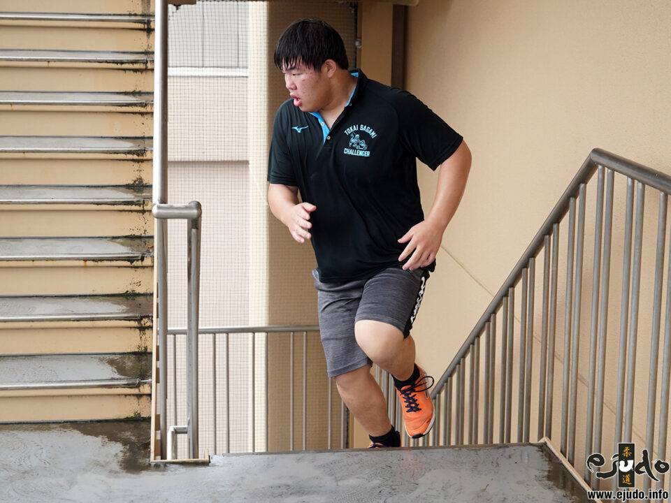 階段ダッシュ。松林清将選手のパワフルな登攀に打たれました。
