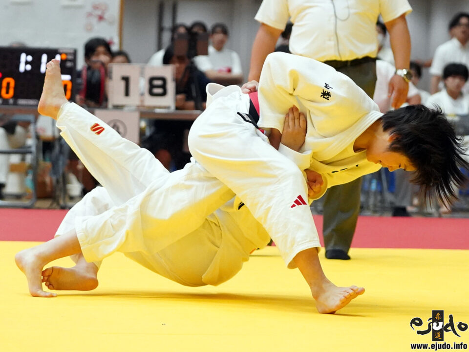 2回戦、富士学苑の先鋒朝田杏が藤村女子・関川ヤングバラッド恵咲から大外刈「一本」