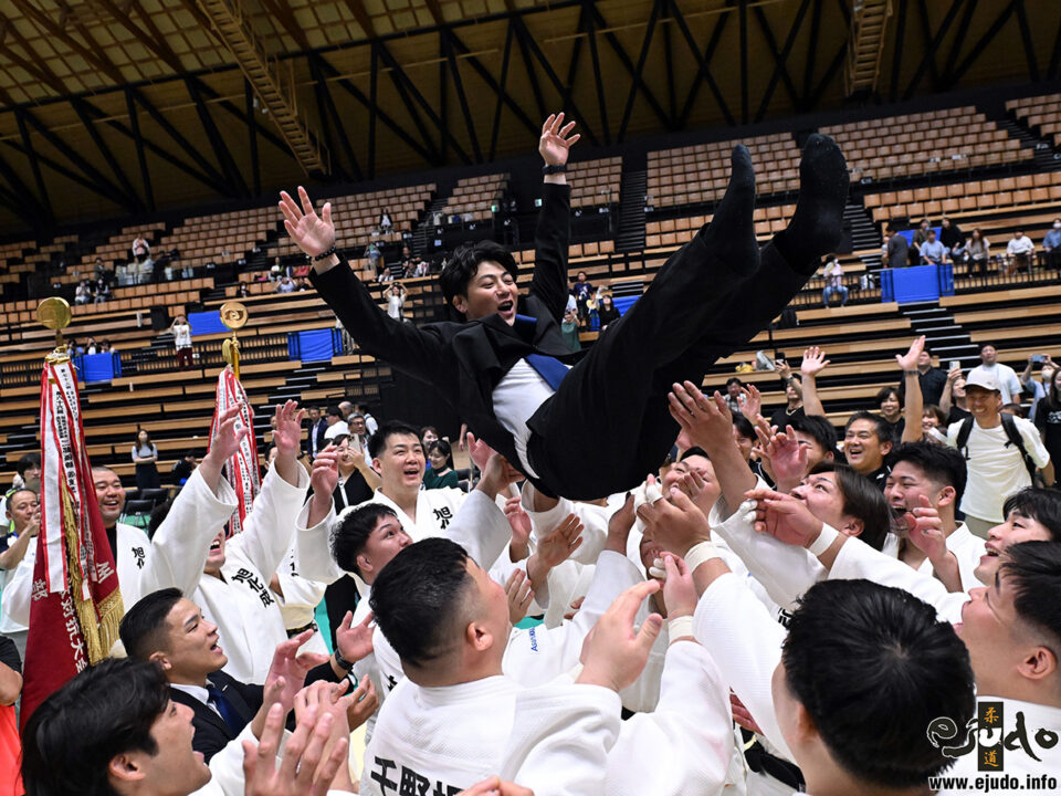 吉田優也監督の胴上げ。旭化成は５連覇達成、今大会は１部・２部ともに制した。