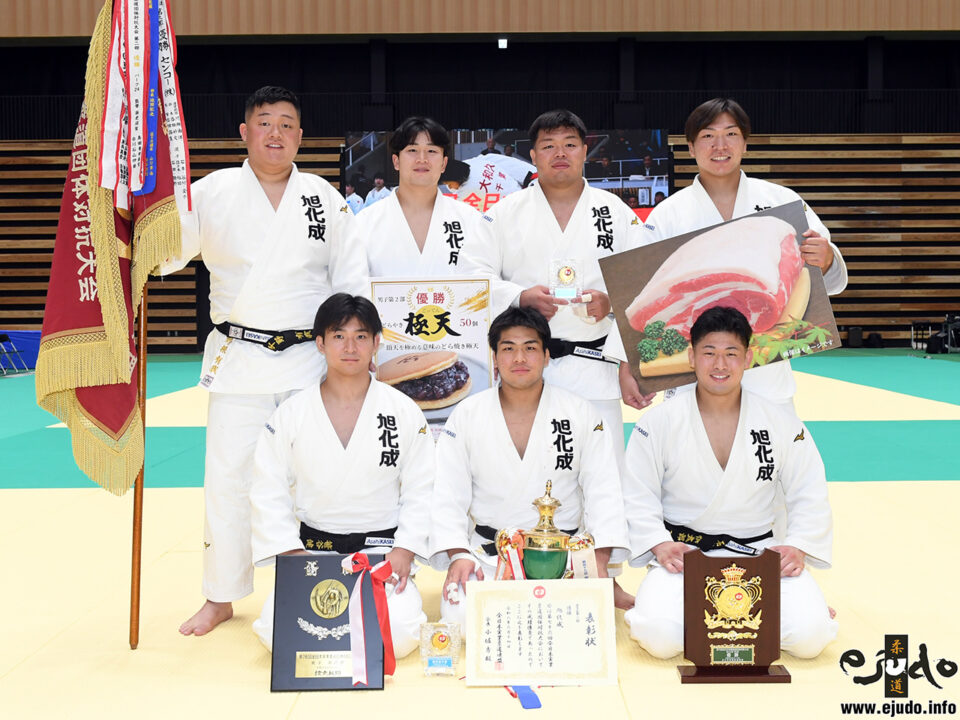 優勝した旭化成チーム