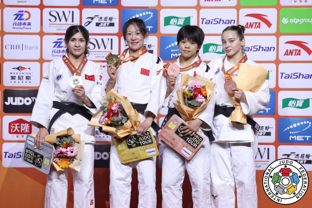 48kg級メダリスト。左から準優勝のツグジェ・ベデル、優勝したジュアン・ウェンナ、3位のフイ・シンランとクリスティーナ・ドゥディナ。