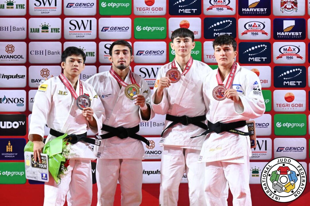 60kg級メダリスト。左から準優勝の永山竜樹、優勝したバラバイ・アガエフ、3位のビャンバスレン・スフバットとイサク・アシピツ。