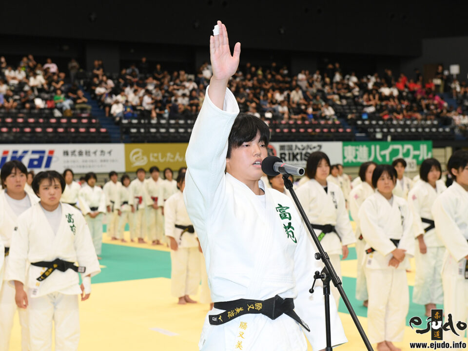 選手宣誓は前年度優勝の富士学苑高から、勝又美涼主将が務めた。